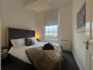 Ένα ή περισσότερα κρεβάτια σε δωμάτιο στο Ayr Cozy Corner Apartment