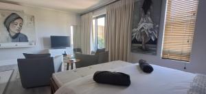 The Gallery on Gray في كنيسنا: غرفة نوم بها سرير وكرسي ونافذة