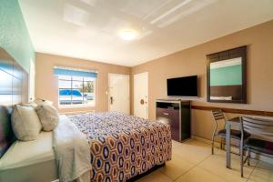 Μια τηλεόραση ή/και κέντρο ψυχαγωγίας στο Woodfield Inn & Suites Hotel O, Yoakum TX 111