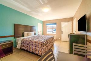 Ένα ή περισσότερα κρεβάτια σε δωμάτιο στο Woodfield Inn & Suites Hotel O, Yoakum TX 111