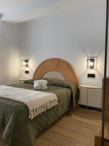 Un dormitorio con una cama con dos toallas encima. en Casa Cancela, en Palas de Rei 