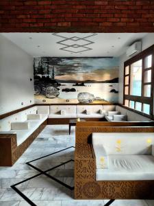 een kamer met witte meubels en een schilderij aan de muur bij Dahab Now in Dahab