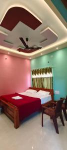 Ένα ή περισσότερα κρεβάτια σε δωμάτιο στο Hampi Icon Palace