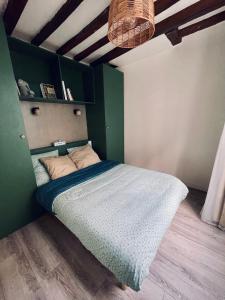 En eller flere senge i et værelse på Jin's cosy apartment at Paris 10ème