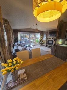 Posezení v ubytování Chillingham lodge with hot tub Felmoor Park