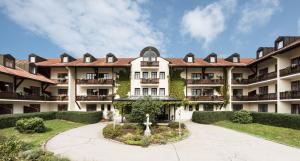 einen Blick nach außen auf ein großes Apartmenthaus in der Unterkunft Landhotel Rosenberger in Wegscheid