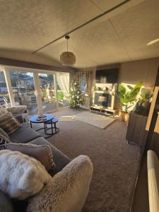 Posezení v ubytování Chillingham lodge with hot tub Felmoor Park