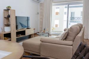 Un televizor și/sau centru de divertisment la Maseru Apartments
