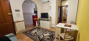 TV a/nebo společenská místnost v ubytování casa vacanze il girasole Sanremo