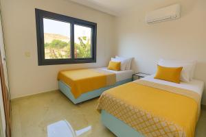 due letti in una stanza con finestra di Adavilla Elite a Kusadası Altre 41 foto
