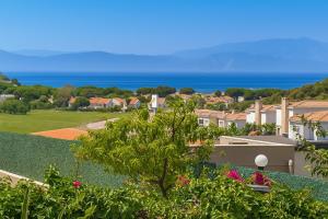 una vista dell'oceano da una casa di Adavilla Elite a Kusadası