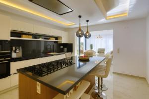 una cucina con piano di lavoro e piano cottura forno superiore di Adavilla Elite a Kusadası