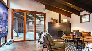 Μια τηλεόραση ή/και κέντρο ψυχαγωγίας στο Lazy River Glamp-House by AvantStay Newly Built Luxe Indoor-Outdoor Living