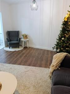 un soggiorno con un albero di Natale e un divano di Casa Valente a Viso