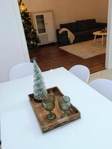 un tavolo con un vassoio con sopra un albero di Natale di Casa Valente a Viso