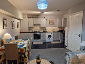 Кухня или мини-кухня в Morden 2 Bed Apartment, with parking near city centre
