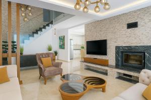 un soggiorno con camino e TV di Adavilla Elite a Kusadası