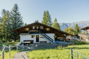 AxalpにあるPeaceful Alpine Home with a View & Hot Tubのポーチ付きの大家