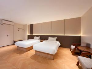 Postel nebo postele na pokoji v ubytování HuaHang Hotel - Free Shuttle&Free Breakfast - Guangzhou Baiyun International Airport