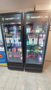 AP bem localizado na Praia do Canto في فيتوريا: ثلاجتين تقف بجانب بعض