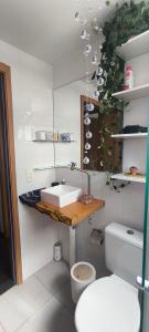 een badkamer met een wastafel en een toilet bij Refúgio Premium UTFPR in Londrina