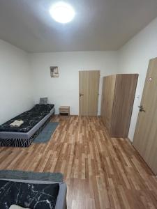 Habitación vacía con 1 cama y 2 armarios en Apartmán pro 4 osoby Pohraniční stráže, Kraslice, en Kraslice