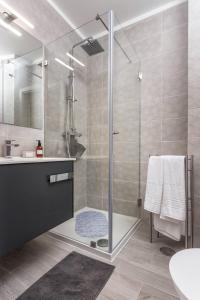 ein Badezimmer mit Dusche mit Glastür in der Unterkunft Luxury Beach Apartment at Armação de Pêra in Armação de Pêra + 26 Fotos