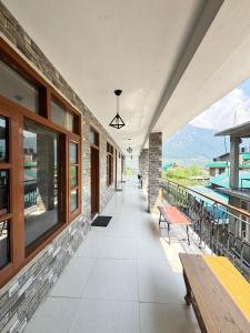 a building with a balcony with benches and a view at Bayith Inn,dragon chowk in Manāli +10 photos