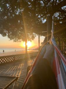 Η ανατολή ή δύση του ηλίου όπως φαίνεται από αυτή η παραθεριστική κατοικία ή από εκεί κοντά