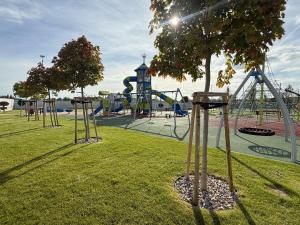 Ο χώρος παιχνιδιού για παιδιά στο Apartament Osiedle Piano Park Suwałki