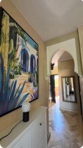 TV a/nebo společenská místnost v ubytování Welcome to your Stylish Atlas View Apartment