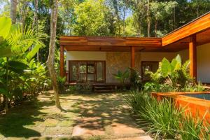 a house in the middle of a forest at casa refugio das bromelhas in Itacaré