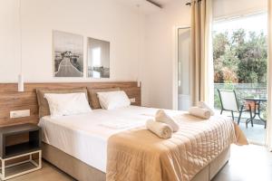 Giường trong phòng chung tại Roula's house on the beach +69 ảnh