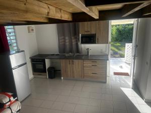 Kuchyň nebo kuchyňský kout v ubytování Les lodges couleur caraïbes
