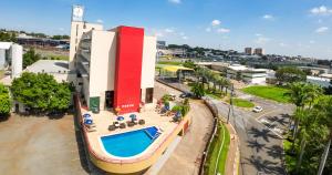 an overhead view of a building with a swimming pool at Hotel Dan Inn Campinas Anhanguera - By Nacional Inn in Campinas