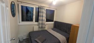 Una cama o camas en una habitación de Cozy 4-Bedroom Family Getaway