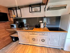 Le Dahlia - Jardin de Marie في Cerizay: مطبخ مع حوض وطاولة عمل +15 صورة