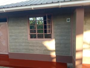 a window on the side of a house at Miale Guests Cottages in Kiamuringa
