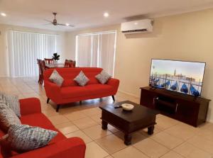 Μια τηλεόραση ή/και κέντρο ψυχαγωγίας στο 4 Bedroom House ipswitch Near City