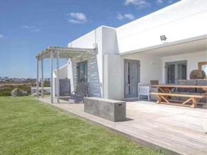 West Coast Shores في خليج جاكوبس: منزل أبيض مع فناء مع طاولة نزهة