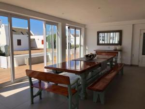 West Coast Shores في خليج جاكوبس: غرفة طعام مع طاولة ومقعدين