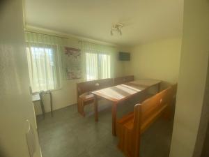 een eetkamer met een houten tafel en stoelen bij Kapacówka in Zakopane