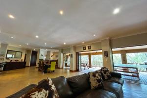 Χώρος καθιστικού στο Elements Bush Villa 18