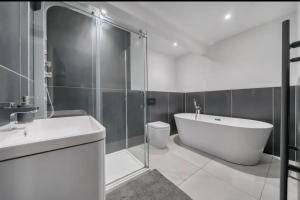 Et badeværelse på Kiwi Pines forest retreat! + 17 billeder