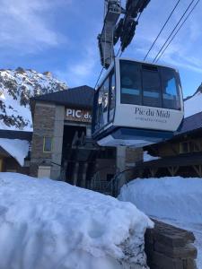 a ski lift in the mountains with a pile of snow at Chalet de montagnes in Campan
