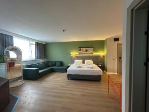 Ένα ή περισσότερα κρεβάτια σε δωμάτιο στο OTTO X Hotel