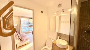 T3 Vanguard in front of ski school في Villarembert: حمام مع مرحاض ومغسلة +23 صورة