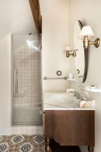 Koupelna v ubytování Abbaye Des Vaux De Cernay