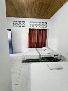 a bedroom with two beds and a window at Apto amoblado 2 hab cerca Hospital Neiva in Neiva