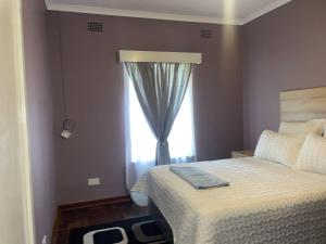 Postel nebo postele na pokoji v ubytování Lovely 3 bed in Mount Pleasant - 2153